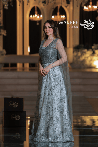 فستان أخضر فاتح اوف شولدر أكمام شفافة مطرزة بالفضة