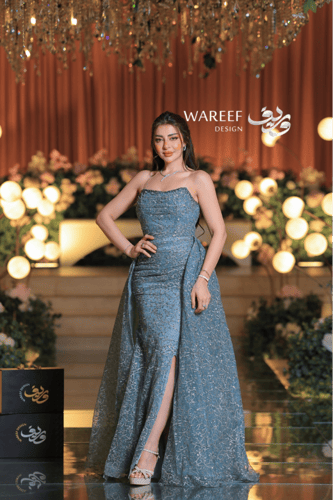 فستان سهرة أزرق سماوي فاخر بتطريز فضّي وقصّة أمامي...