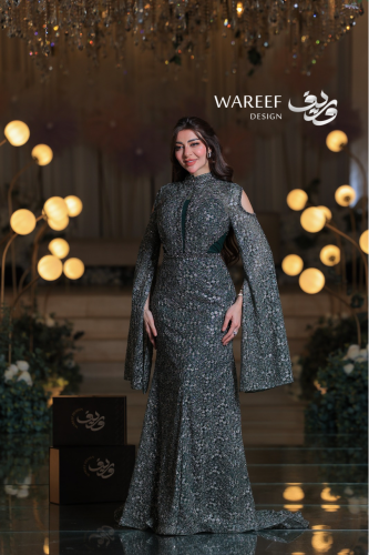 فستان سهرة أخضر فاخر بتطريز كثيف وأكمام منسدلة بتص...