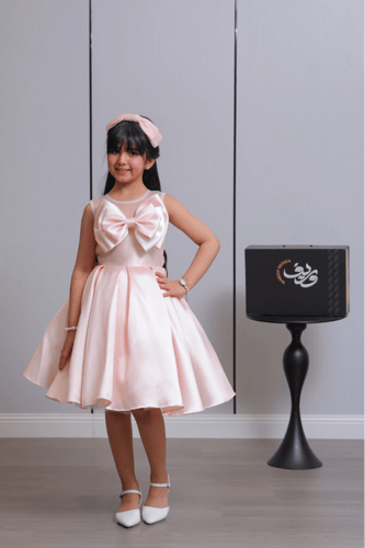 فستان بناتي وردي ساتان بفيونكة أمامية أنيقة