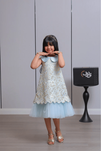 فستان بناتي أزرق فاتح بتطريز ذهبي وياقة بيتر بان م...