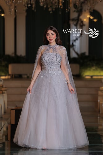 فستان سهرة لحمي فاتح كاب ملكي مطرز بالكريستال ورود