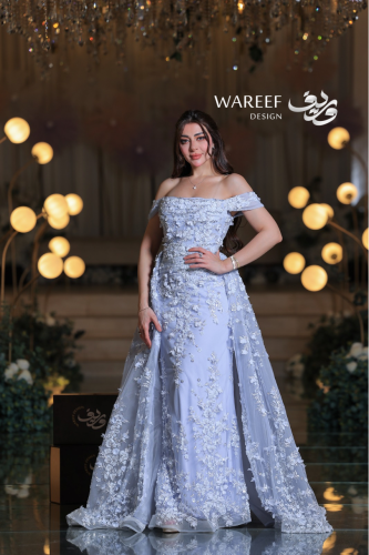 فستان سهرة سماوي مطرّز بالورود ثلاثية الأبعاد مع ذ...