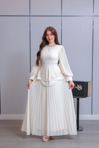 فستان ناعم باللون العاجي بتصميم أنيق وتنورة بليسيه...