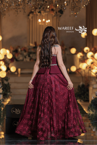 فستان سهرة خمري راق بتنورة دانتيل واسعة وتطريز كري...