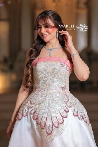 فستان بدرجات الوردي مع الابيض وتطريز مميز