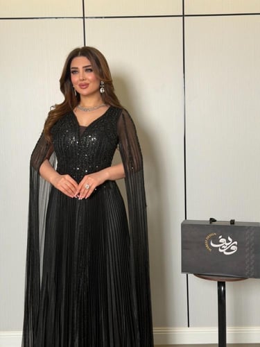 فستان كاب أسود بطيات فاخرة ولمسة براقة