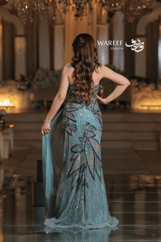 فستان مطرز بالوان مختلفه وذيل جانبي