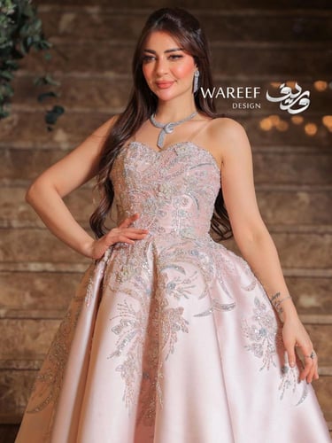 فستان سهرة باللون الزهري مزين بتطريز لامع وفخم