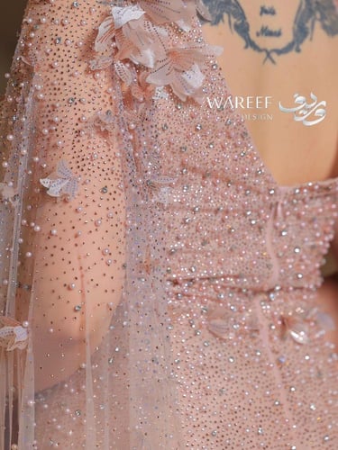 فستان سهره لون لحمي يمتاز باجنحه طويله