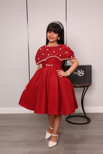 فستان بناتي ملكي بكاب مطرّز ولآلئ فاخرة