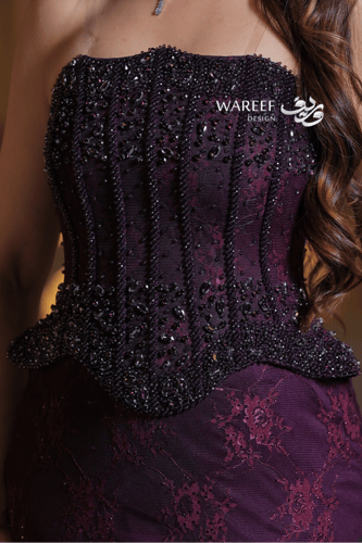 فستان سهرة برغندي داكن مطرز بتفاصيل فاخرة وقصة ضيق...