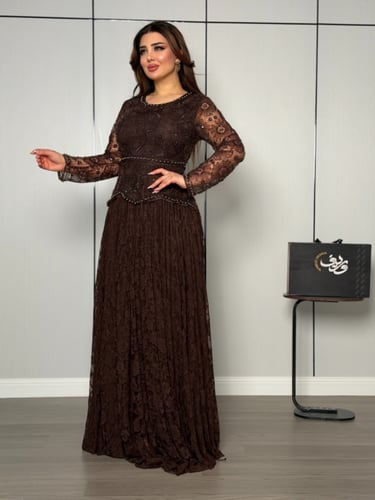 فستان بني شوكولاتة بدانتيل فاخر وتطريز خرزي راقٍ