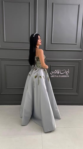 فستان سهرة رمادي مطرز بأوراق خرزية