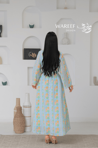 جلابية ناعمة بنقشة زهرية ملونة وقصّة منسدلة بحزام...