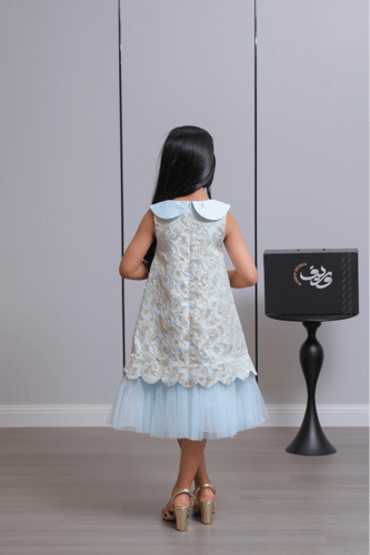 فستان بناتي أزرق فاتح بتطريز ذهبي وياقة بيتر بان م...