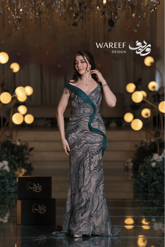 فستان سهرة بلون أخضر زمردي مطرّز بتفاصيل فاخرة وتص...