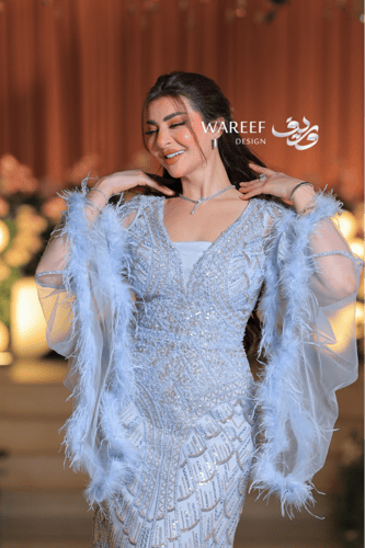 فستان سهرة فضّي ثلجي فاخر بتطريز كريستالي وأكمام ش...