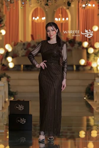 فستان سهرة أسود لامع بتطريزات راقية