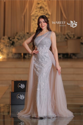 فستان ون شولدر موف فاتح ضيق بقصة مع ذيل تل وتطريز...