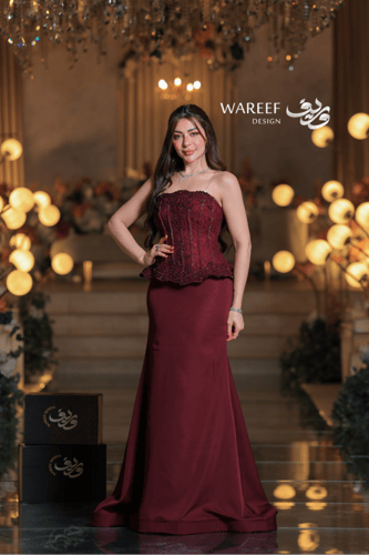 فستان سهرة بوردو فاخر بكورسيه مطرز يبرز الخصر وأنا...