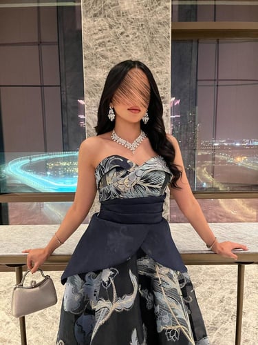 فستان توب كحلي طويل مزين بنقوش أنيقة