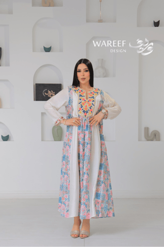 جلابية ناعمة بطابع تراثي عصري بتطريز ملوّن ولمسة أ...