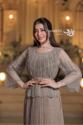 فستان سهرة بلون الشامبين بقصة طبقات وتنورة بليسيه