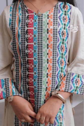 جلابية بناتي أوف وايت بنقشة تراثية ملونة