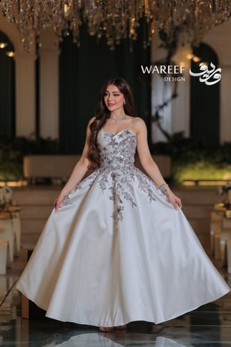 فستان سهرة سكري طويل من التفتة والتول بتصميم كلوش...