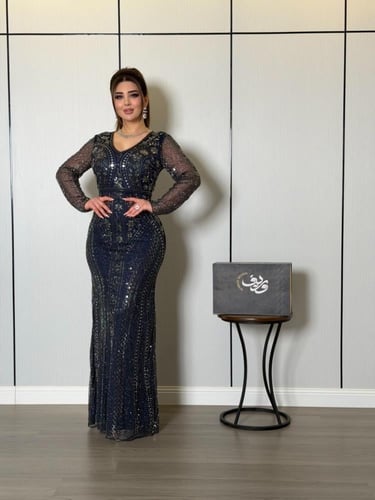 فستان ناعم كحلي فاخر بتطريز برّاق وتنورة شيفون انس...