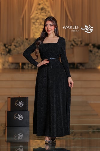 فستان ناعم باللون الاسود مزين بالفصوص