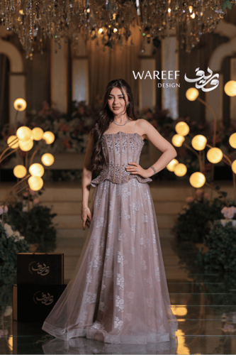 فستان سهرة موف وردي بتطريز كريستالي فاخر وقصّة كور...