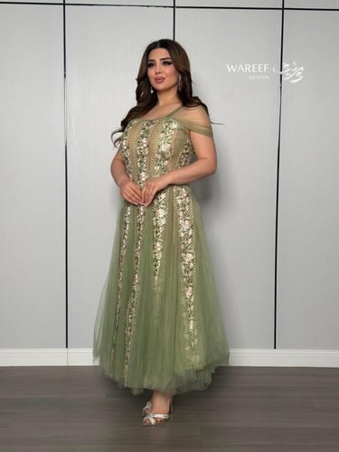 فستان أخضر زيتوني بتطريز وردي فاخر ولمسة تول حالمة