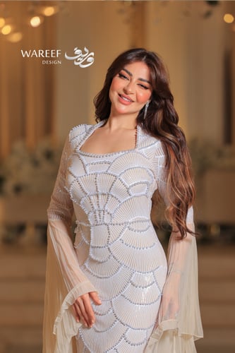 فستان سهرة بيج بأكمام طويلة واسعة – تصميم ضيّق بلم...