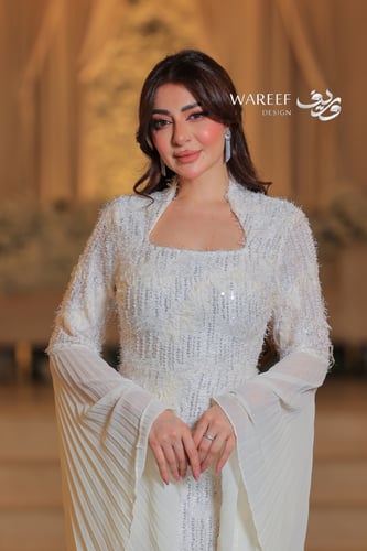 فستان ابيض ضيق مع اكمام طويله