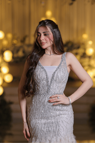 فستان سهرة شامبين مطرز بتفاصيل ريشية وقصة ميرميد أ...