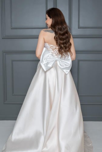 فستان سهره بخامه ميكادو ورده على الصدر