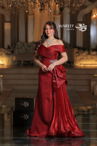 فستان نبيتي راقٍ بخصر مرصع وطيات أنيقة