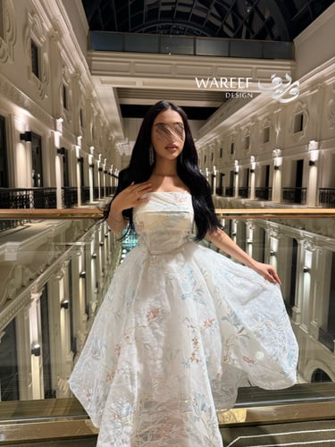 فستان سهرة ميدي مطرّز بتصميم زهري أنيق ولمسة شفافة...