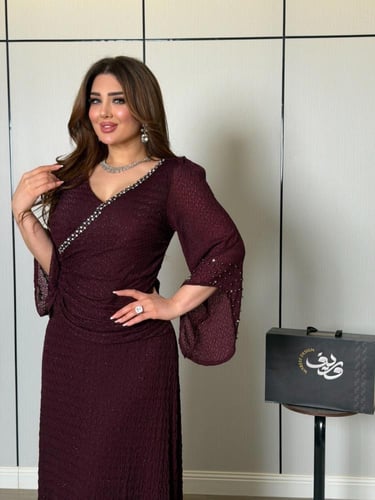 فستان خمري لامع بتفاصيل كريستالية