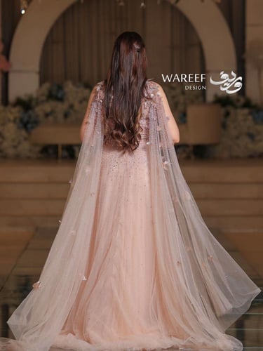 فستان سهره لون لحمي يمتاز باجنحه طويله