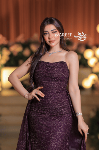 فستان سهرة عنّابي فاخر بتطريز لامع وقصّة مستقيمة م...