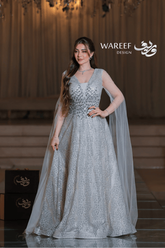 فستان سهرة فضي لامع دانتيل بأكمام كاب