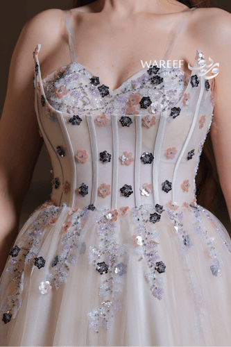 فستان بيج بتطريز زهور يدوية ولمسات ترتر أنيقة