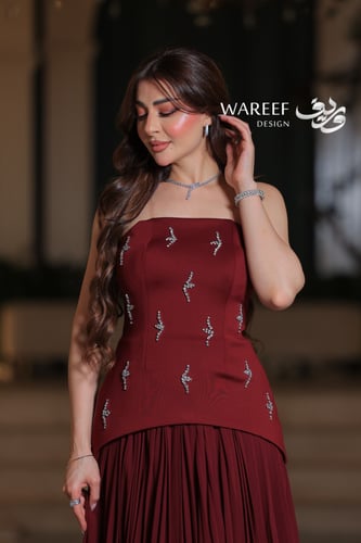 فستان سهرة عنابي بدون اكمام تنورة بليسيه صدر مطرز...