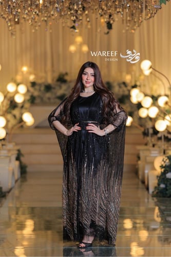 جلابية فاخرة بتطريز لامع وقصّة خصر أنيقة