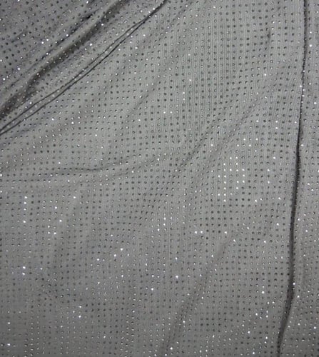 فستان سهرة بوردو مزخرف بتفاصيل لامعة وقصة أنثوية ج...