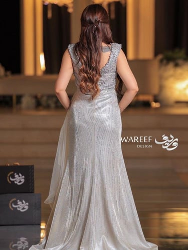 فستان سهرة بقصة V باللون الفضي