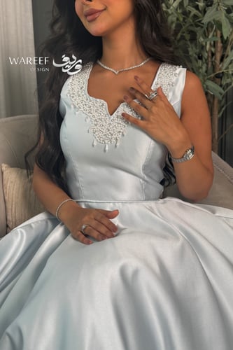 فستان ناعم باللون السماوي مزين بالفصوص